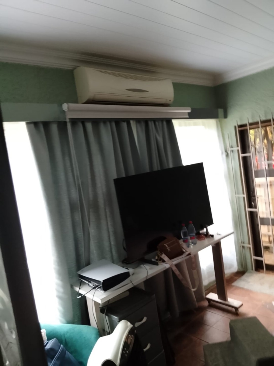 5 Bedroom Property for Sale in Lourenspark North West